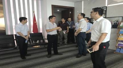 江西省委組織部副部長、省委人才辦主任徐忠一行來我司參觀考察